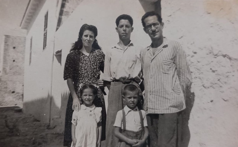 Catalina Escandell y Antonio Hormigo, con su hijo mayor, Leonardo, y los dos pequeños, Lali y Paco
