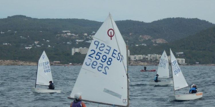 Los pesos pluma insulares salen beneficiados en el Trofeo Restaurante Es Nàutic de Optimist