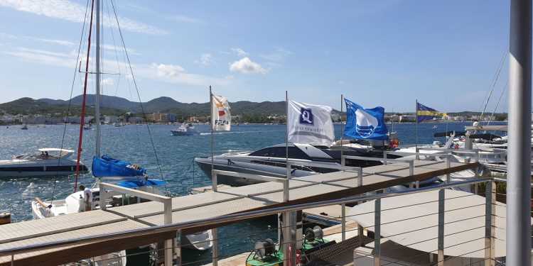 El Club Nàutic Sant Antoni vuelve a recibir la bandera azul para la temporada de 2022