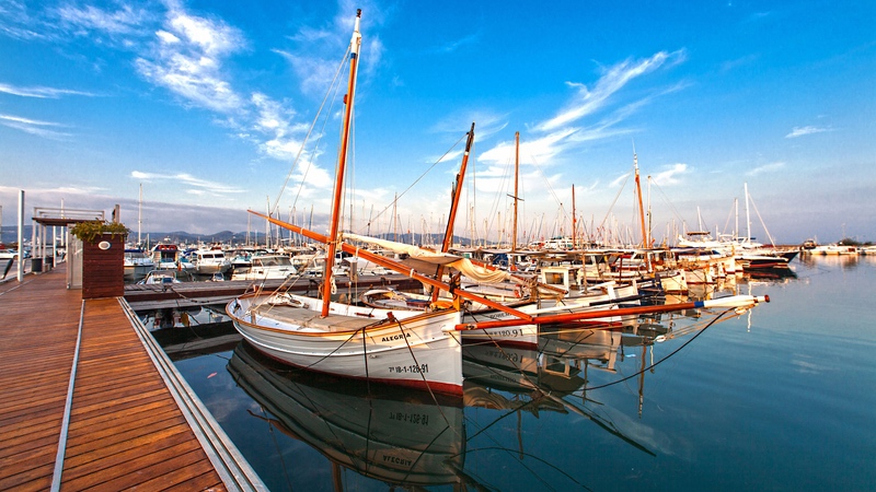 Todas nuestras instalaciones están situadas en el interior de la bahía de Portmany, en pleno centro de Sant Antoni, al Noroeste de la isla de Ibiza.