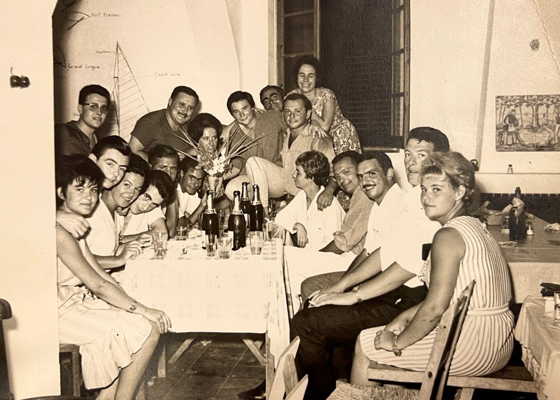 Argonautas y vecinos de Sant Antoni, juntos, en el Hostal Tarba. Foto: Familia Tarba
