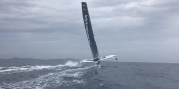 Espectacular salida del trimarán de Álex Pella, que ha batido el récord Ibiza-Dénia