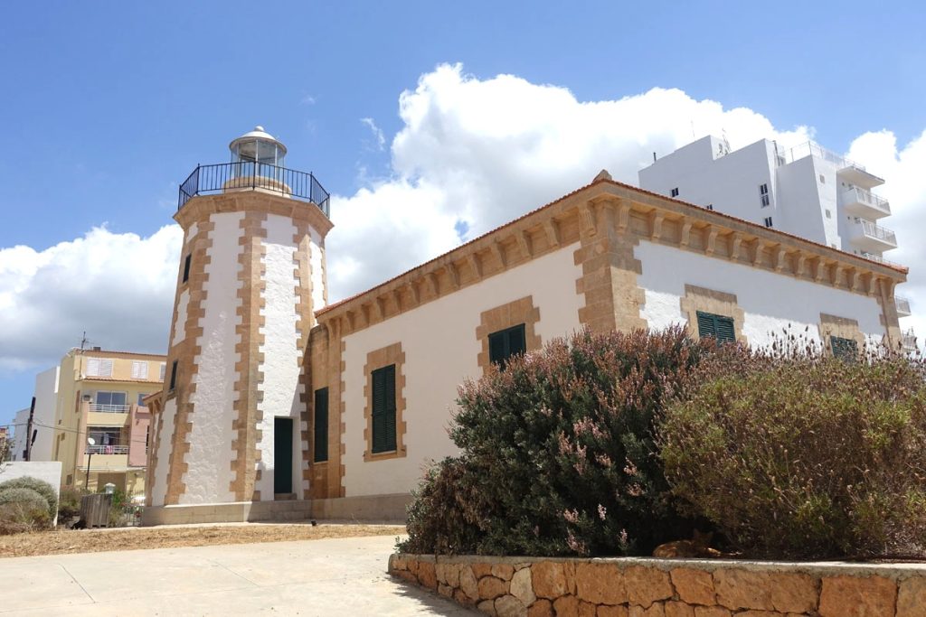 Faro de ses Coves Blanques