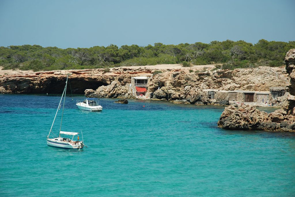 Playas, calas, islotes… La geografía cambiante de la costa de Poniente ofrece un sinfín de posibilidades para disfrutar del territorio, tanto desde el mar como desde tierra.