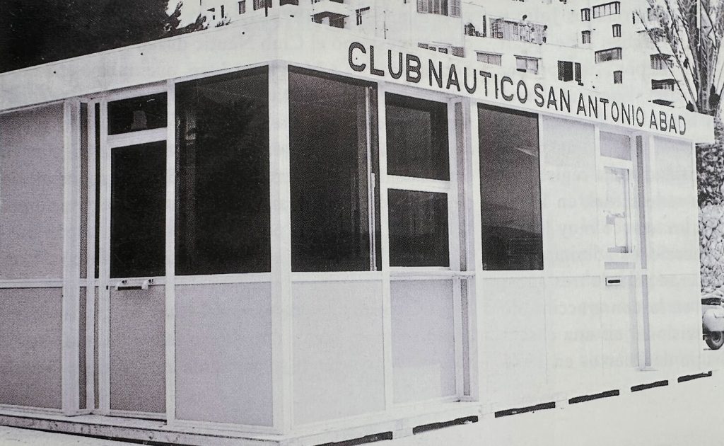 El Club Nàutic Sant Antoni nació en 1973, fruto de una iniciativa popular que perseguía crear unas instalaciones para embarcaciones deportivas en la bahía de Portmany y fomentar el deporte náutico
