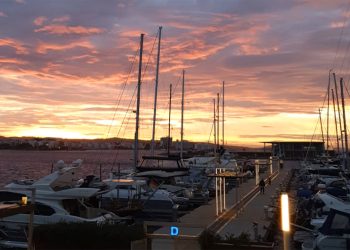 Espectacular puesta de sol que anticipa rachas de viento de hasta 30 nudos
