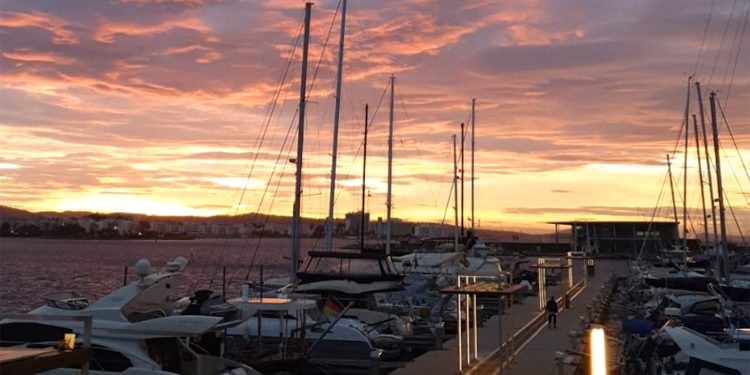 Espectacular puesta de sol que anticipa rachas de viento de hasta 30 nudos