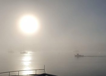 Paisaje de niebla por las fiestas navideñas en la bahía de Portmany