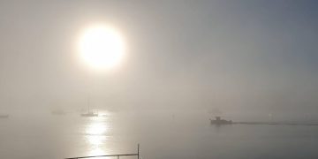 Paisaje de niebla por las fiestas navideñas en la bahía de Portmany