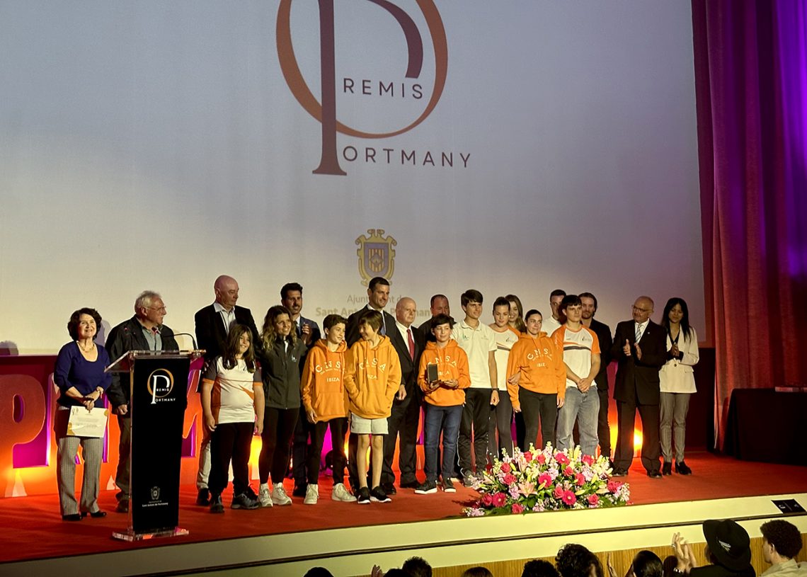 Directivos de Es Nàutic  y jóvenes de la cantera, en el momento de recibir el premio