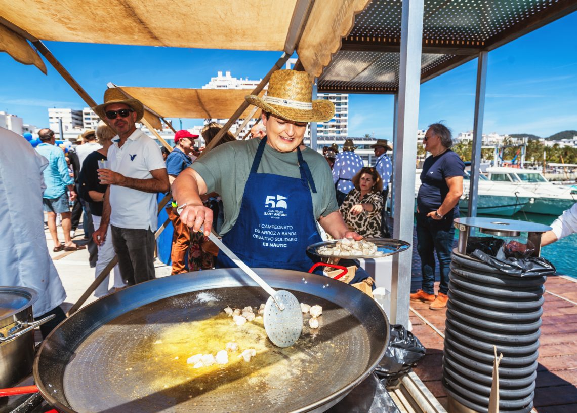 Cocinando arroz a banda en el pantalán central. Foto: Joan F. Ribas