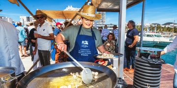 Ambientazo en el pantalán central de Es Nàutic, con el Campeonato de Arroz a Banda Creativo y el concierto de Soul Doctor