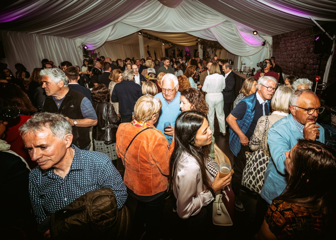 La carpa del 50 aniversario se llenó. Foto: Joan F. Ribas