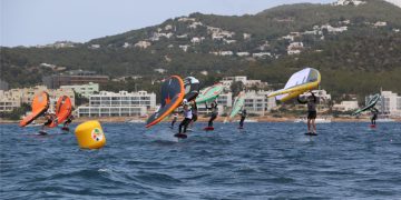 Julián López, Marcos Colomar y Enrique Mas lideran las tres categorías del Ibiza Wing Foil Series, tras la primera jornada