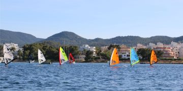 Andrea Marchesi y Marco Liello lideran el International Windsurfer Ibiza Meeting tras la primera prueba