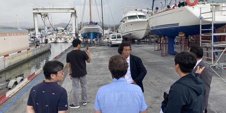 Una delegación de Corea del Sur visita el Club Nàutic Sant Antoni para conocer su organización