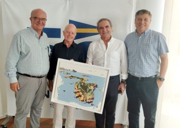 El CN Ibiza obsequia a Es Nàutic con un cuadro de los Illots de Ponent, con motivo del 50 aniversario