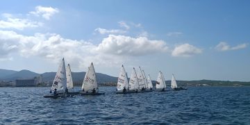 El equipo de ILCA 6 del CNSA, acompañado por dos regatistas del CNSE, en el Trofeo Audax