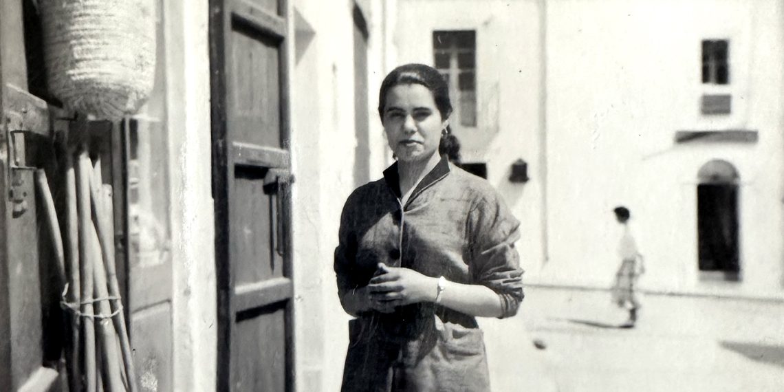 Catalina Prats Torres, frente a la fachada de Casa Alfonso, en los años 50