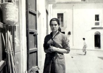 Catalina Prats Torres, frente a la fachada de Casa Alfonso, en los años 50