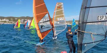 Jornada ventosa en el Campeonato de Balears de Windsurfer y Raceboard, en Sant Antoni