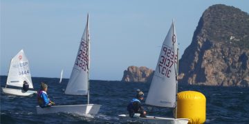 Buen tiempo para la segunda jornada del Campeonato de Balears de Optimist, donde las féminas mallorquinas dominan la clasificación