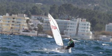 Los regatistas del Campeonato de Balears de Optimist disputan la tres pruebas previstas, a pesar del viento con que se ha iniciado la jornada