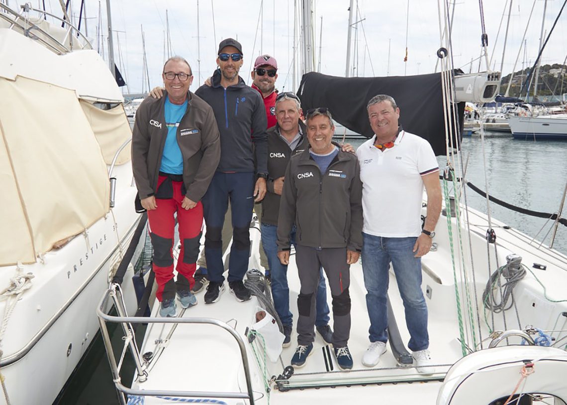 El equipo del 'Adrenalín',  en Denia, antes de la salida