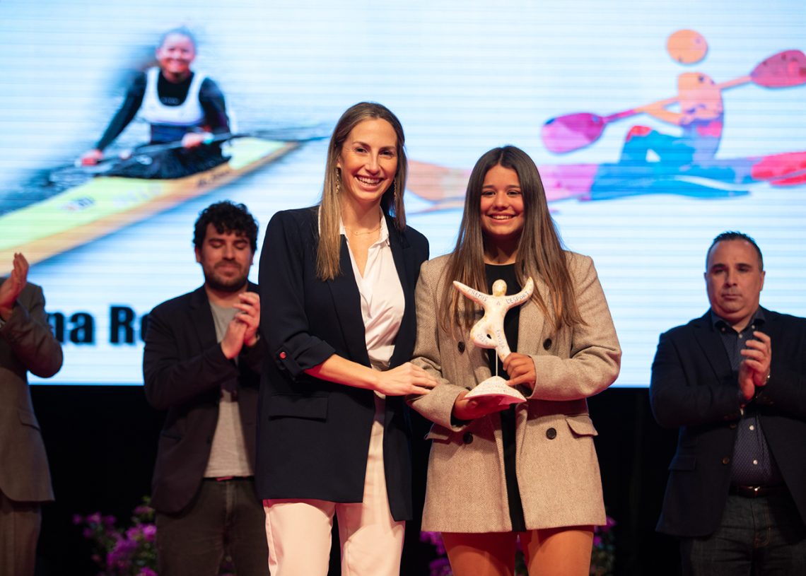 Valentina Rodríguez, en el momento de recibir el premio a la mejor deportista de Piragüismo de la isla