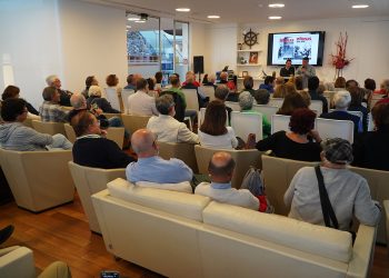 El salón social se llena hasta los topes con la proyección de ‘Pitiüses 1936-1939’, de José Luis Mir