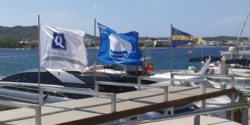 El Club Nàutic Sant Antoni recibe de nuevo la bandera azul, que acredita un uso racional de los recursos