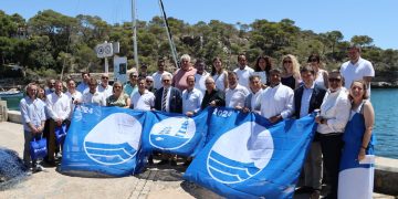 El Club Nàutic Sant Antoni recoge la bandera azul en el Port de Cala Figuera