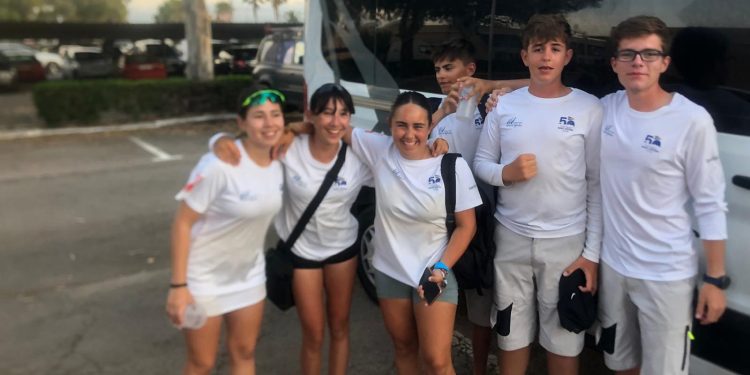 El equipo del ‘Nàutic Café del Mar’ avanza en la puesta a punto de la embarcación, de cara a las próximas regatas