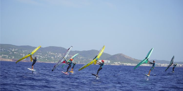 Es Nàutic imparte cursos especiales de wingfoil y otros deportes náuticos, con horarios flexibles, este otoño