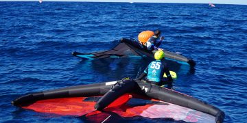 La falta de viento impide el inicio de la competición, en el Ibiza Wingfoil Open Campeonato de España de Racing