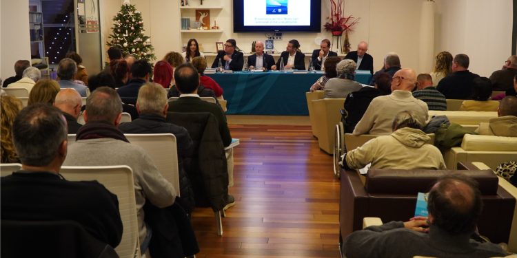 El salón social de Es Nàutic se llena durante la presentación del libro del 50 aniversario