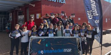 Los alumnos del Guillem de Montgrí viven un espectacular avistamiento de delfines durante la Setmana del Mar