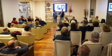 El salón social vuelve a llenarse con la proyección del documental ‘Carlos Cardona, un ibicenco en Hollywood’