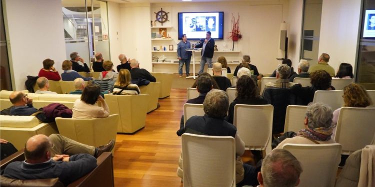 El salón social vuelve a llenarse con la proyección del documental ‘Carlos Cardona, un ibicenco en Hollywood’