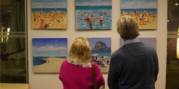 Los cuadros de Carlos Genicio ya lucen en el salón social de Es Nàutic