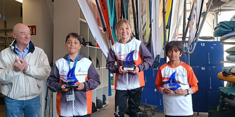 Acaben les regates de vela lleugera del Trofeu Restaurant Es Nàutic, amb un gran dia de competició a la badia