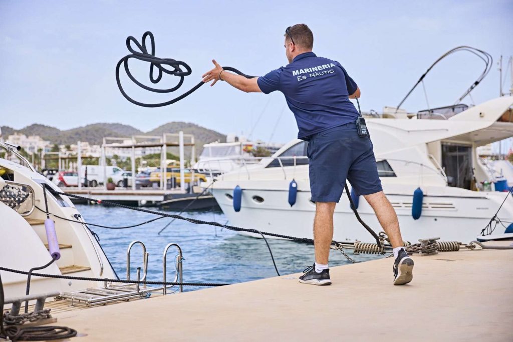 El Club Nàutic Sant Antoni compta amb un ampli equip de professionals, amb l'objectiu oferir un servei de qualitat a socis, usuaris i clients