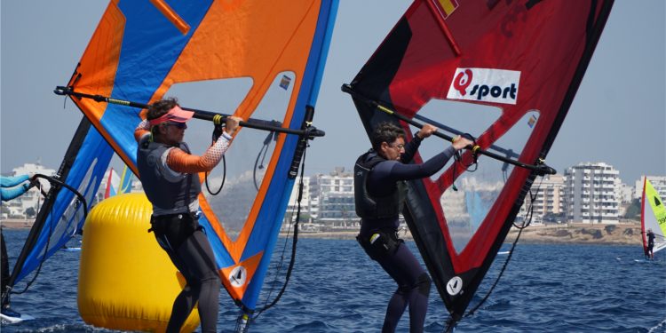 El ex olímpico Eric Belot lidera la clasificación general del IWIM 2025, tras una primera jornada con poco viento