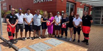 La Policlínica Nuestra Señora del Rosario lliura tres desfibril·ladors al CNSA per a millorar la seguretat relacionada amb la salut