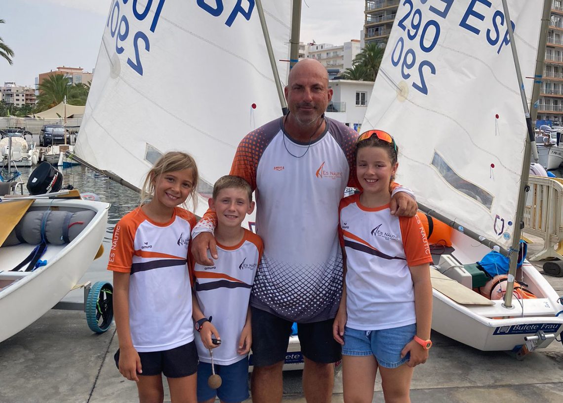 Flavia Planells, Leo Sanchís y Gabriela Batle, en Mallorca, con su entrenador Felipe Cornet.