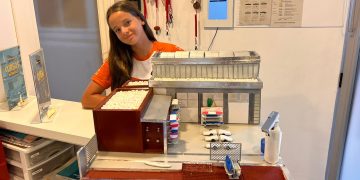 Candela Martín Zarco, regatista del Club, crea una impresionante maqueta del Área Deportiva