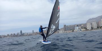El veterano windsurfista Darío Quesada afronta la travesía Benidorm-Sant Antoni sin escalas, por una causa solidaria