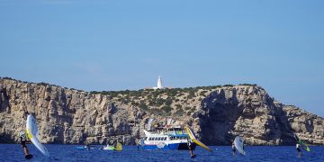El grancanario Ángel Granda se sitúa al frente del Ibiza Wingfoil Open, tras las seis pruebas disputadas hoy