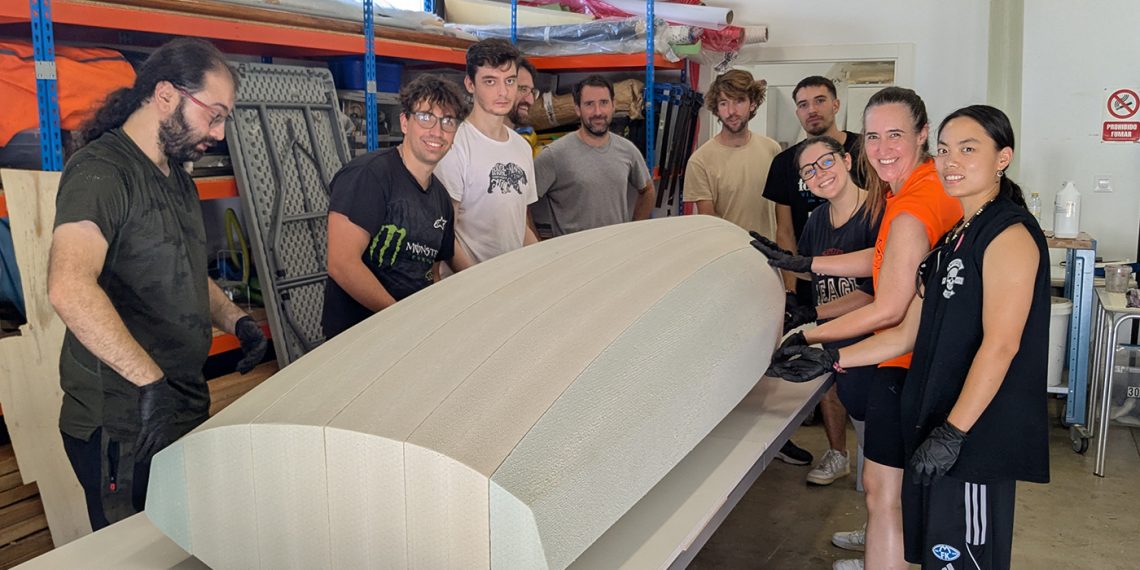 Alumnos de la Facultad de Náutica de la Universidad Politècnica de Catalunya, con su proyecto