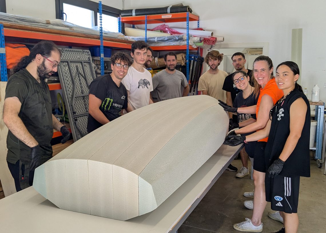 Alumnos de la Facultad de Náutica de la Universidad Politècnica de Catalunya, con su proyecto